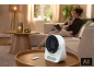 Weißer Tischheizer mit Fernbedienung in einem gemütlichen Wohnzimmer.