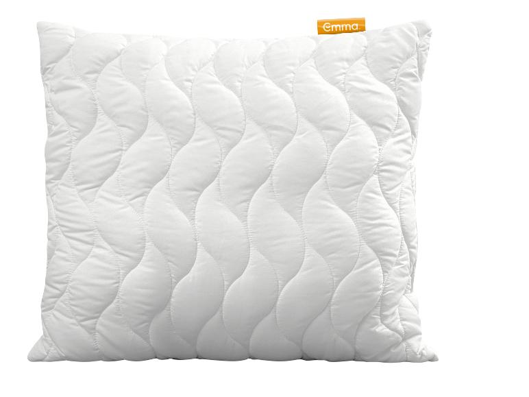 Weißes gestepptes Kissen mit orangefarbenem Etikett.