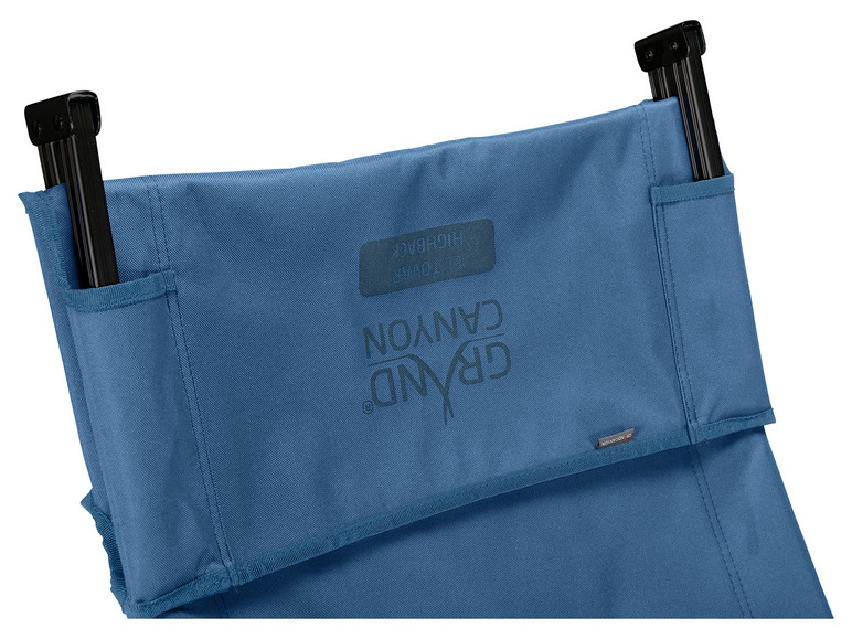 Ein blauer Klappstuhl von Grand Canyon mit Tasche.