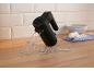 Schwarzer Handmixer mit Rührbesen und Knethaken auf einer Holztheke