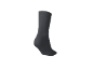 Ein dunkelgrauer gerippter Socken, von der Seite gesehen.