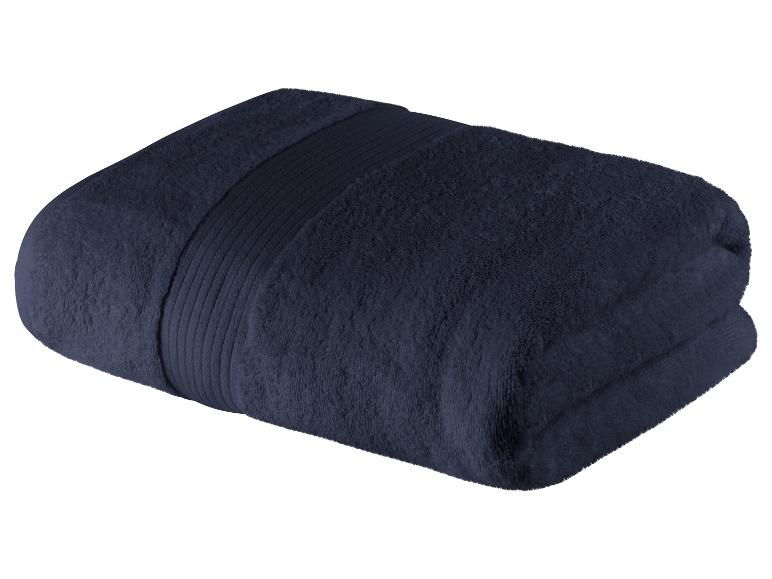 Dunkelblaues, weiches und flauschiges Badetuch.