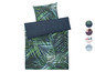 Bettwäsche mit tropischem Palmblatt-Muster und einem dunkelblauen Kissenbezug.