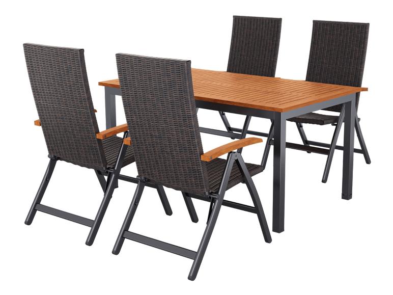 Gartenmöbel-Set mit Holztisch und vier klappbaren Rattan-Stühlen.