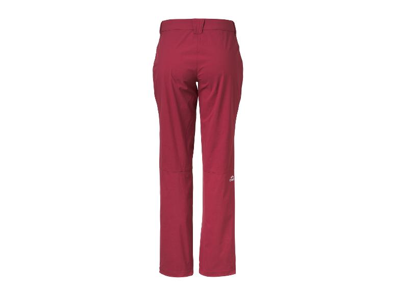 Rote Damen-Outdoorhose mit Kniebesätzen und kleinem weißem Logo am rechten Bein.