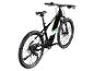 Schwarzes E-Mountainbike mit grünen und weißen Akzenten, von hinten gesehen.