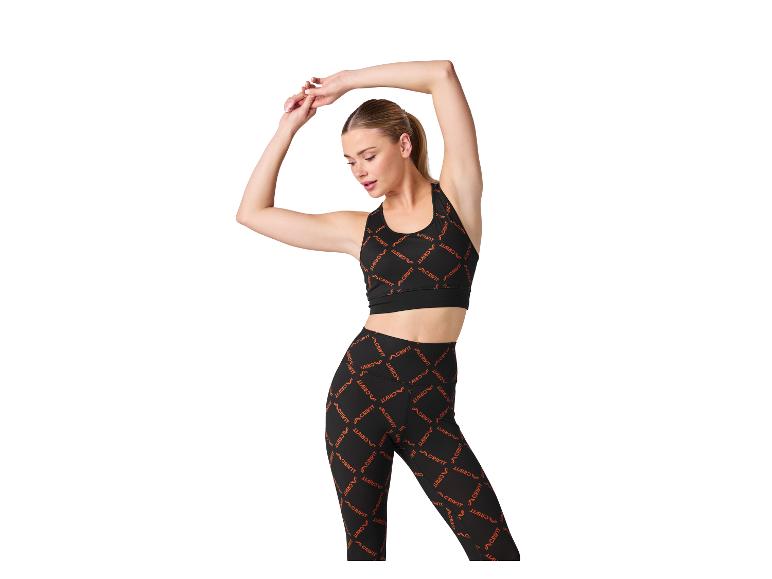 Frau in Sportkleidung, schwarzem Sport-BH und Leggings mit Muster.