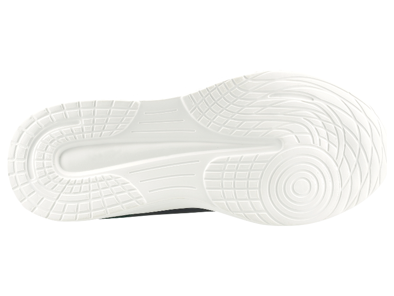 Weiße Sohlen von Sportschuhen mit strukturierten Details.