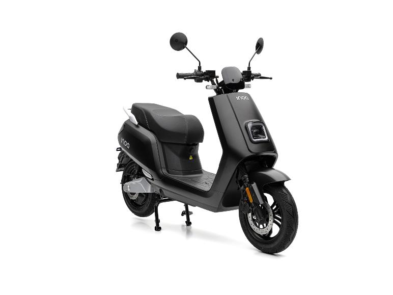 Schwarzer Elektroroller mit Sitz und Spiegeln, auf weißem Hintergrund.