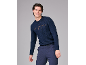 Ein lächelnder Mann in einem dunkelblauen Strickpullover und einer passenden Hose.