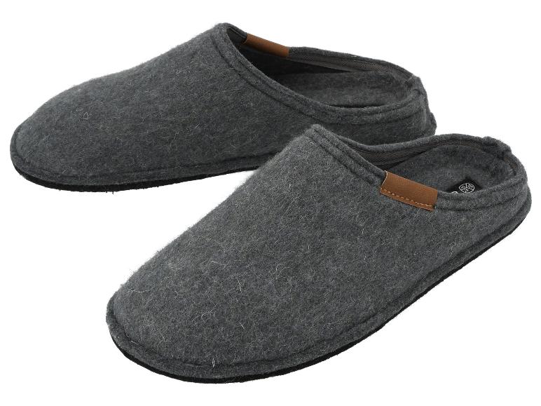 Dunkelgraue Wollpantoffeln.