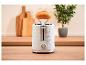 Weißer Toaster mit Brötchen auf einer Holzküchenarbeitsplatte.