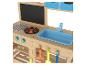 Holzspielküche mit Tafel, blauer Spüle, Kochfeld und Küchenutensilien.