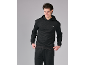 Lächelnder junger Mann in schwarzem Trainingsanzug mit Kapuzenpullover.