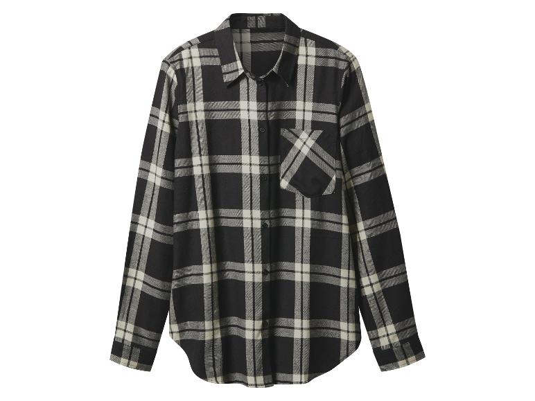 Schwarz-weiß kariertes Langarmhemd.
