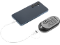 Dunkelblaues Smartphone wird mit einer tragbaren grauen und schwarzen Powerbank geladen.