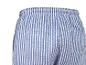 Blau-weiß gestreifte Shorts.