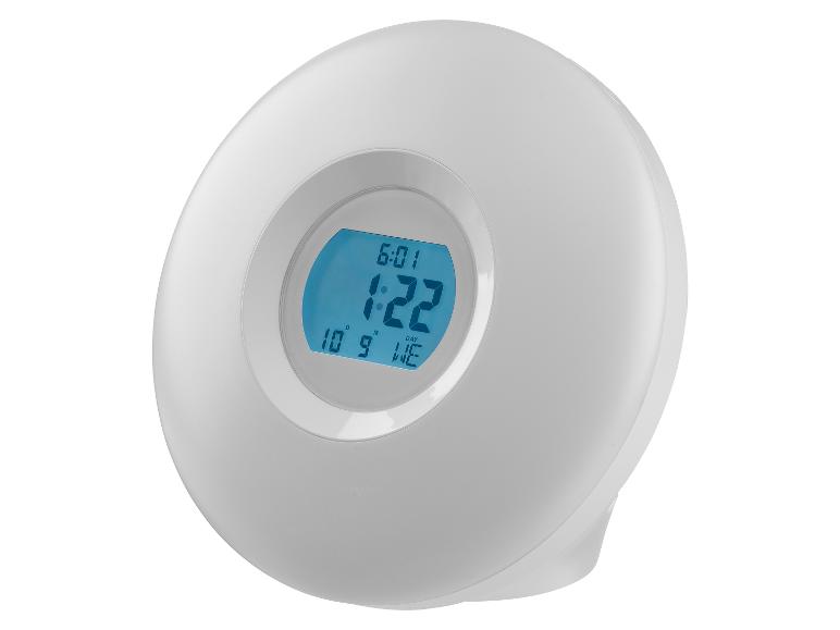 Weißer digitaler Wecker mit blauem Display, das 1:22 Uhr, Datum und Temperatur anzeigt.
