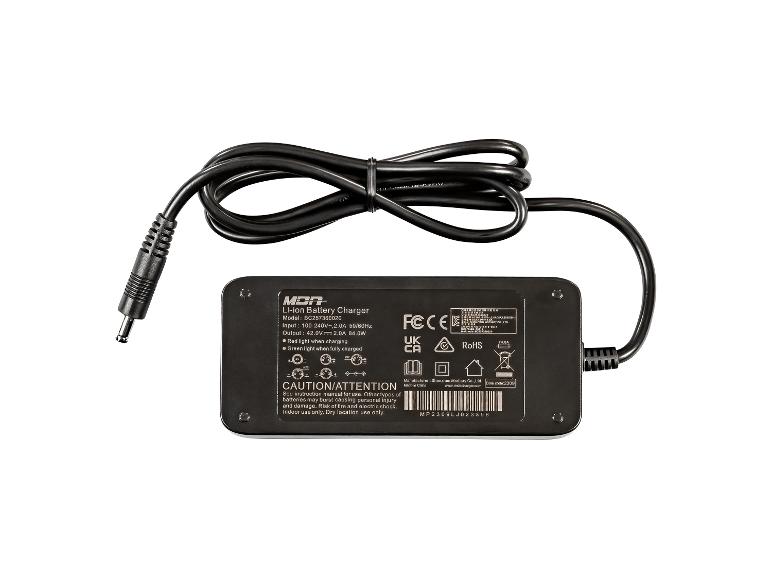 Schwarzes Li-ion Akkuladegerät mit aufgewickeltem Kabel und Stecker.
