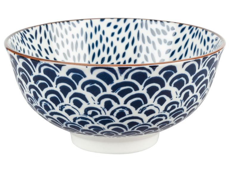 Eine blaue und weiße Schüssel mit Schuppenmuster.