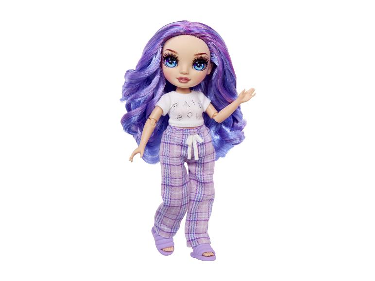 Puppe mit lila Haaren, lila kariertem Pyjama und weißem T-Shirt mit der Aufschrift „RAINBOW“.