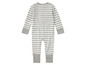 Ein gestreiftes Baby-Overall mit langen Ärmeln.