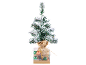 Kleiner verschneiter Weihnachtsbaum in einer dekorativen Schachtel mit Kugeln.