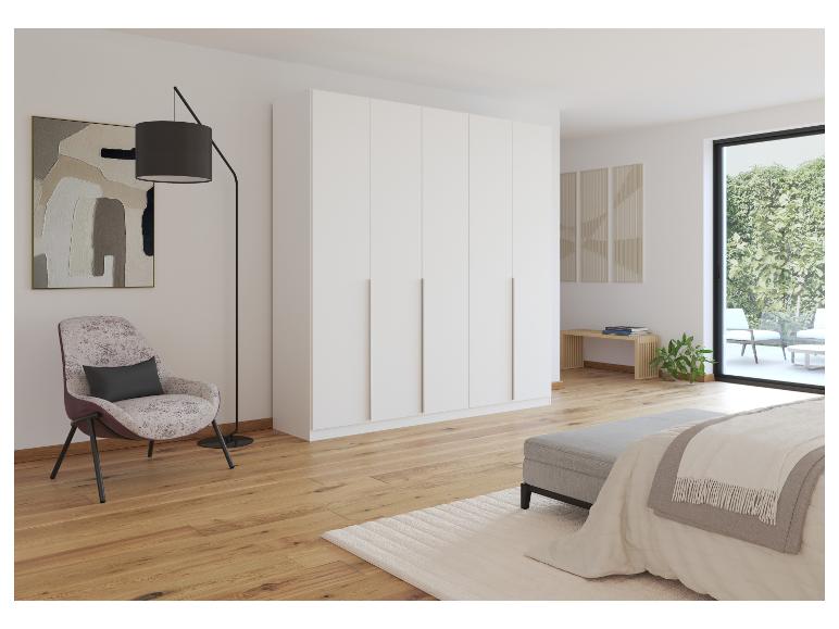 Modernes Schlafzimmer: großer weißer Kleiderschrank, bequemer Sessel und elegante Tagesdecke.
