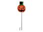 Halloween-Kürbis mit Zylinder und leuchtenden Augen auf einem Gartenstecker