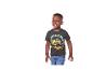 Junge in schwarzem Hot Wheels 'Rodger Dodger' T-Shirt und blauen Jeans