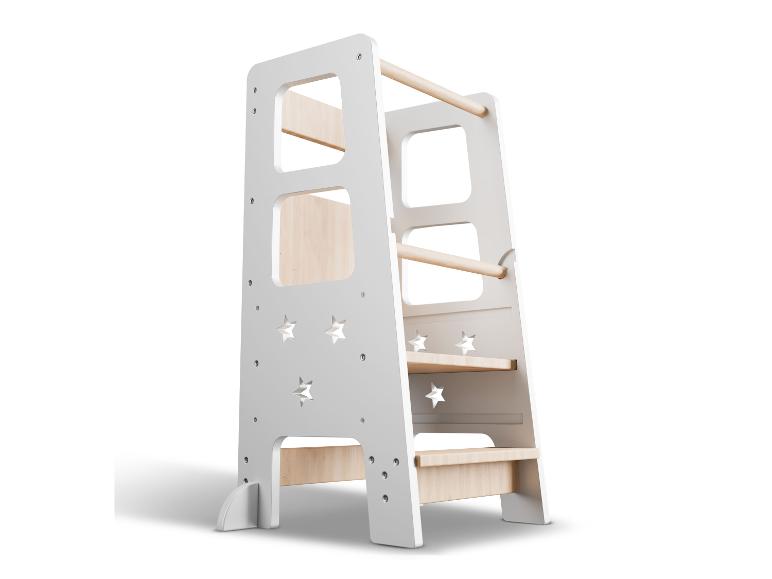 Weißer hölzerner Lernturm für Kinder mit Sternausschnitten und verstellbaren Stufen.