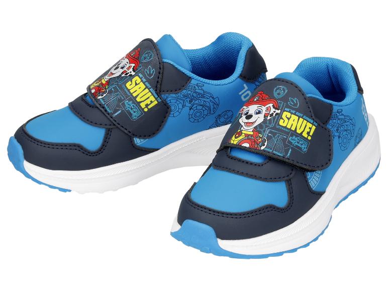 Blaue Kindersneaker mit einer Zeichentrickfigur und der Aufschrift „WE'VE GOT DINOS TO SAVE!“