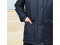 Eine dunkelblaue Winterjacke mit Knöpfen und Taschen.