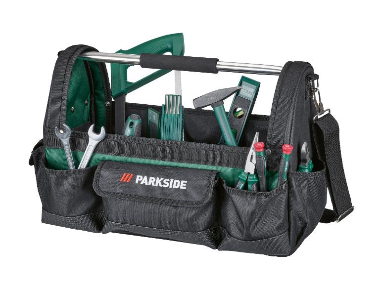 Werkzeugtasche mit Säge, Schraubenschlüsseln, Hammer, Wasserwaage und Zangen.