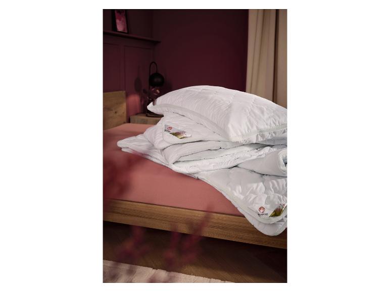 LIVARNO® Duo-Bettdecke Polygiene® auf einem gemütlichen Bett.