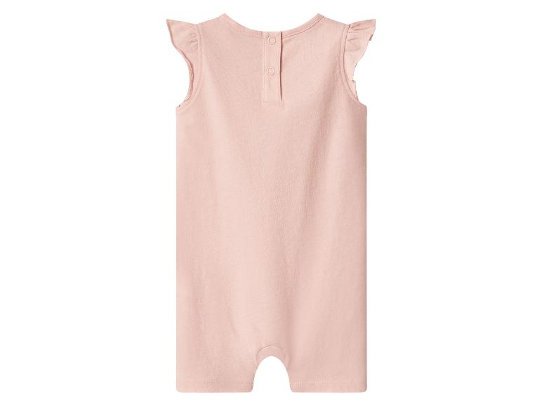 Rosa Baby-Strampler mit Rüschen an den Ärmeln und Knöpfen am Rücken.