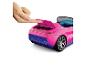 Eine Hand öffnet den Kofferraum eines pink-blauen Spielzeug-Cabriolets.
