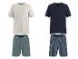 Herren-Pyjama-Sets: beiges Kurzarm-T-Shirt mit Tasche und grüne Shorts, sowie marineblaues V-Ausschnitt-T-Shirt mit gestreiften Shorts.
