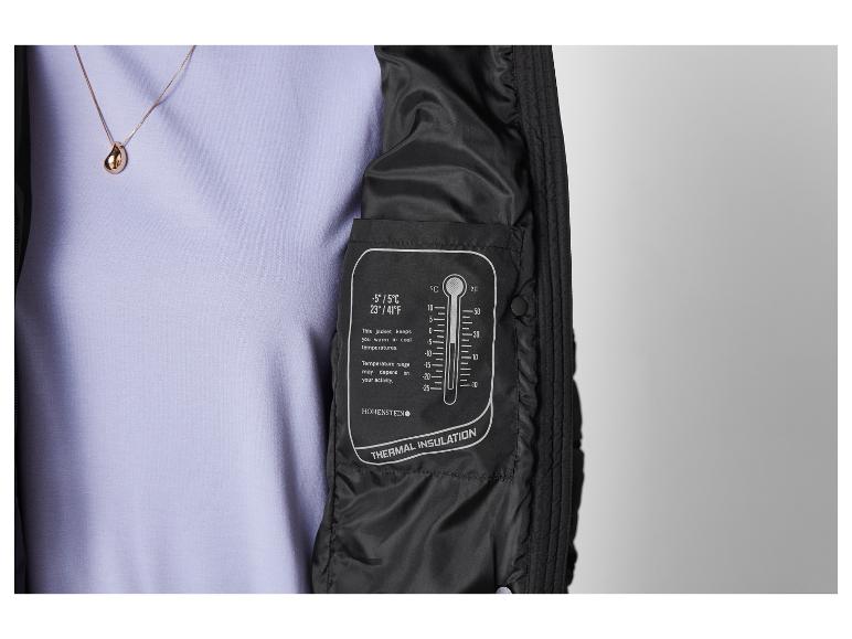 Schwarze Jacke mit Wärmeisolierung und goldener Halskette über einer hellen Bluse.