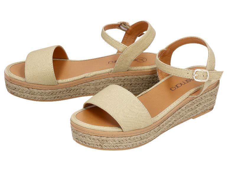 Beige Damen-Keilsandalen mit geflochtenen Sohlen.