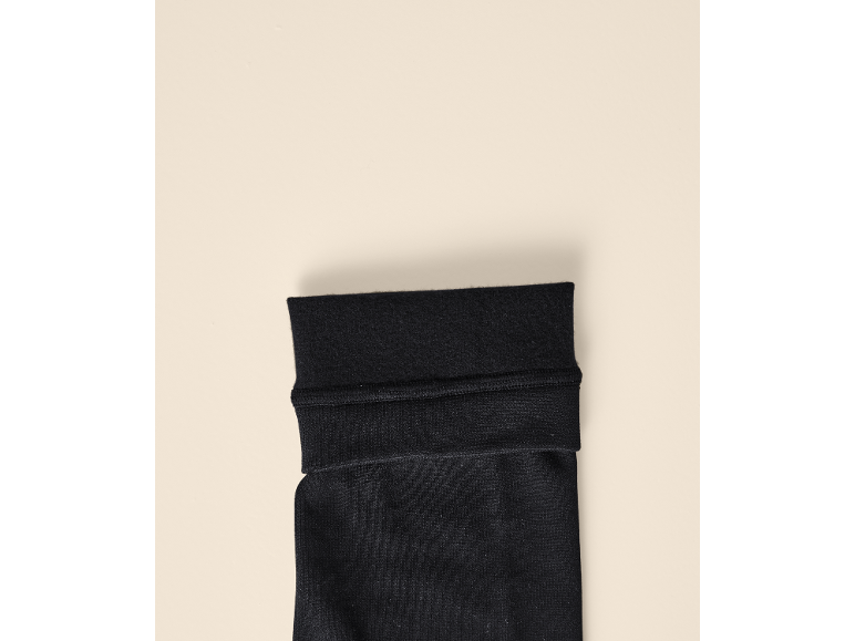 Schwarze Leggings oder Strumpfhosen mit elastischem Bund.