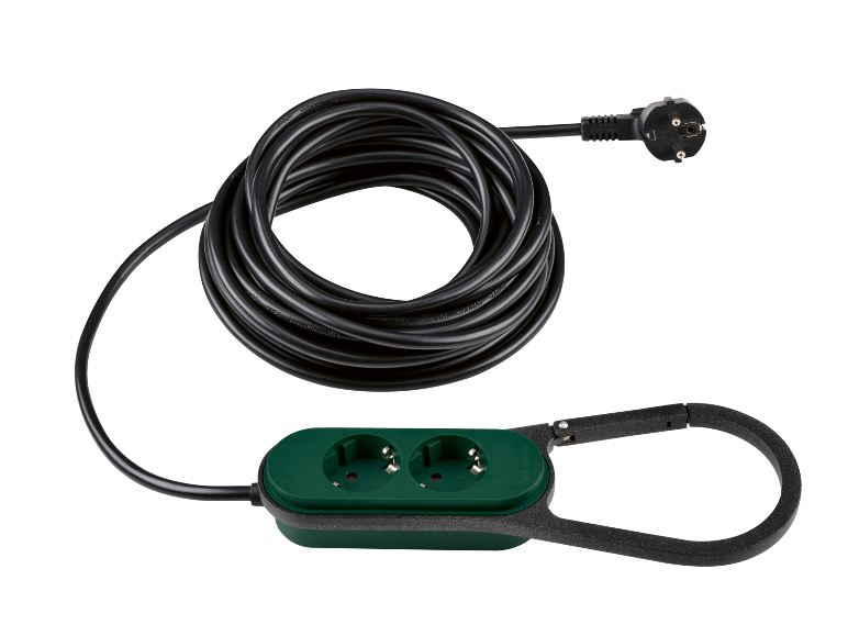 Schwarzes Verlängerungskabel mit zwei grünen Steckdosen und Stecker, spiralförmig aufgerollt.