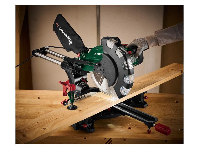 Eine Person schneidet ein Holzbrett mit einer Kreissäge auf einer Holzwerkbank.