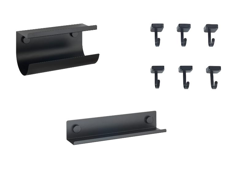 Schwarze Wandregale und Haken im minimalistischen Design.