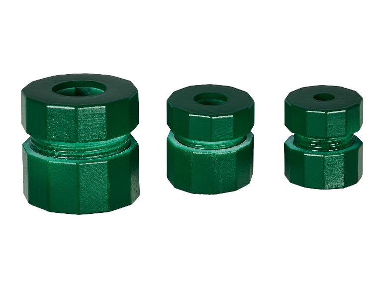 Drei grüne sechseckige Rohrverbinder in verschiedenen Größen.