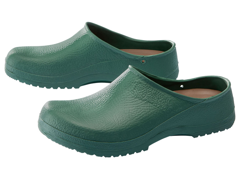 Zwei Paar grüne Clogs.