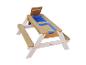 Picknicktisch aus Holz mit zwei blauen Sand- und Wasserwannen, eine mit Sand gefüllt.