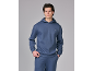 Mann in blauem Hoodie und passender Jogginghose, Hände in den Taschen.