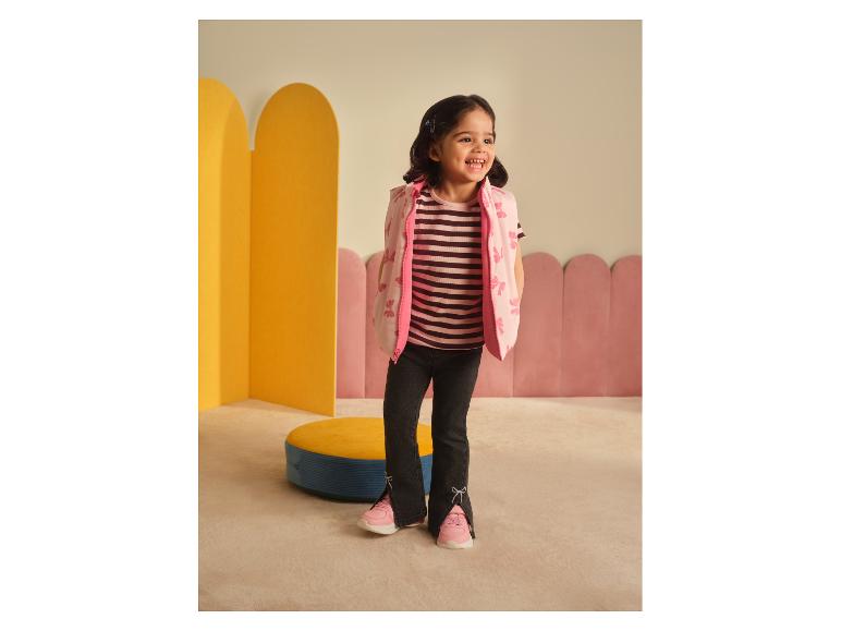 LUPILU® Kleinkinder-Streifenshirt mit rosa Weste und dunkler Hose.