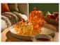 LIVARNO home LED-Deko-Kürbisse aus Glas auf einem Tablett für eine gemütliche Herbststimmung.